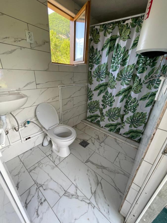 The Blue Eye Bed & Breakfast Vuthaj Екстериор снимка